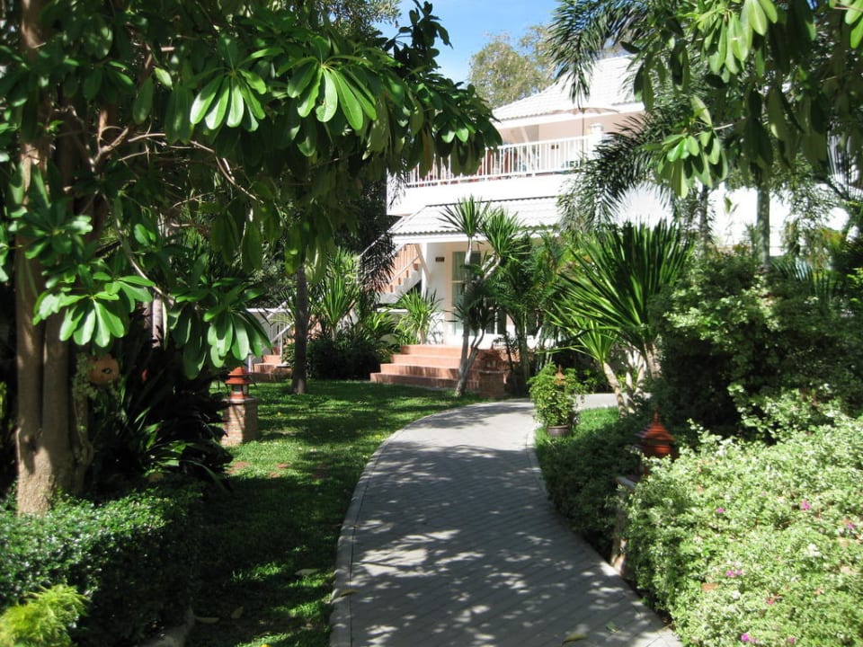Weg zum Strand und Frühstück Laksasubha Hua Hin