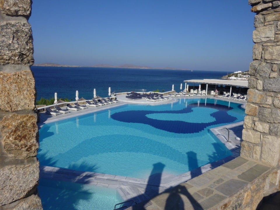 Poolanlage mit Blick auf das Meer Mykonos Grand Hotel & Resort
