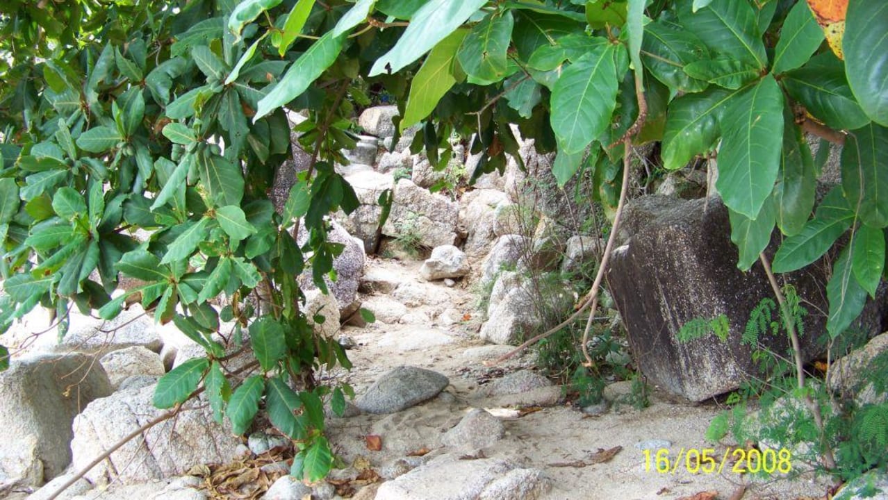 Weg über die Steine zum anderen Strand Santhiya Koh Phangan Resort & Spa