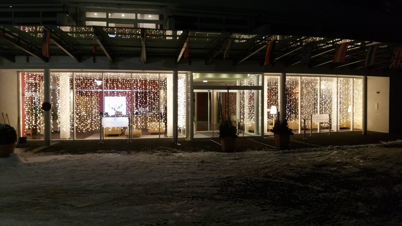 Blick von der Terrasse zum Eingang Hotel Schwarzwald Panorama