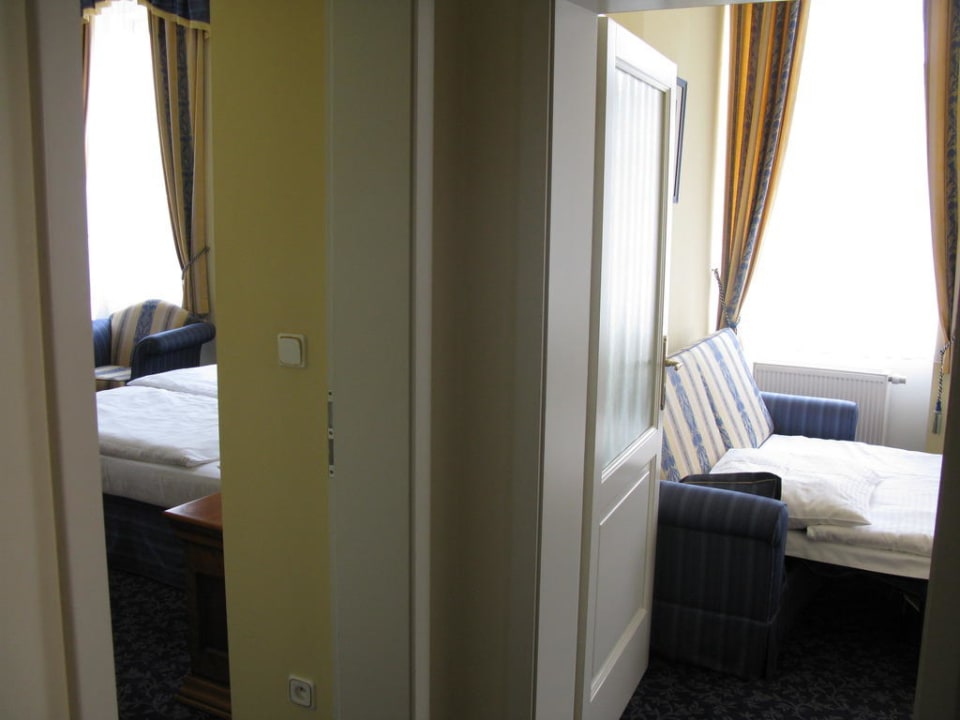 Вид из прихожей на две комнаты Hotel Ontario