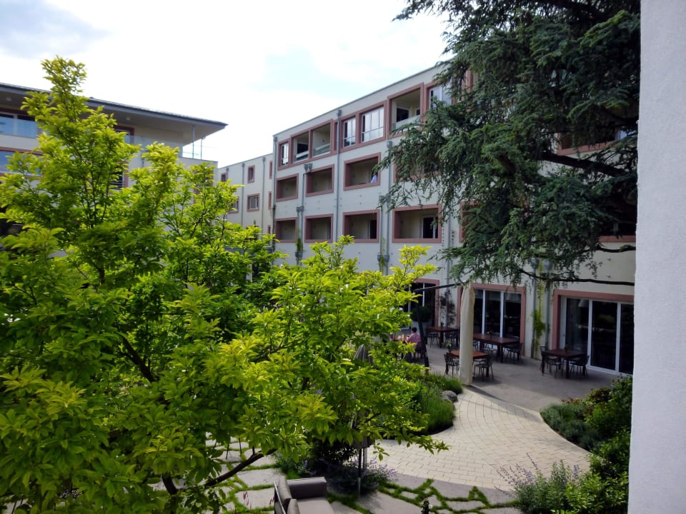 Blick aus dem Badezimmer Kaisergarten Hotel Deidesheim