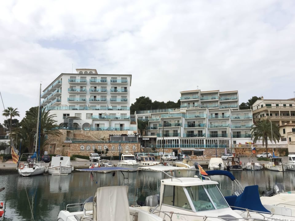 Das Hotel (links), mit Nebengebäude (rechts). Porto Drach Aparthotel & Suites