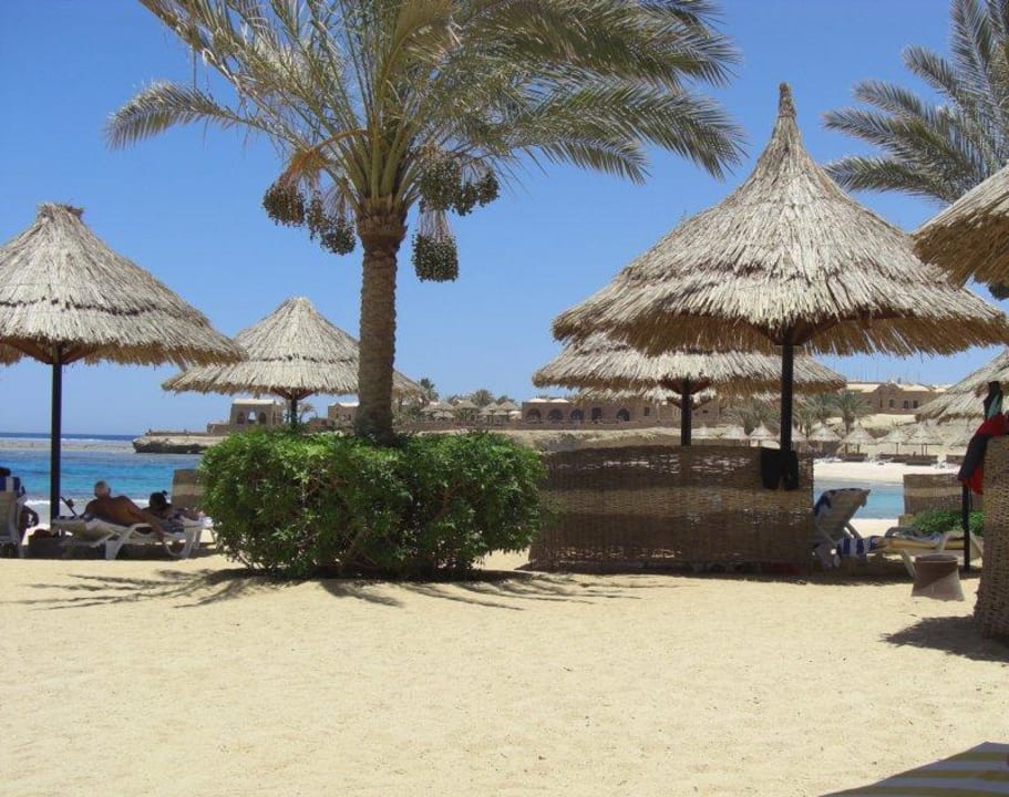 Strand mit Sonnenschirmen Mövenpick Resort El Quseir