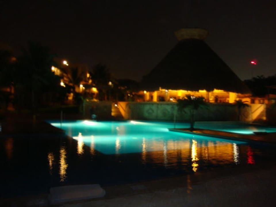 Pool abends mit Blick auf die Poolbar Viva Azteca by Wyndham - All Inclusive Resort