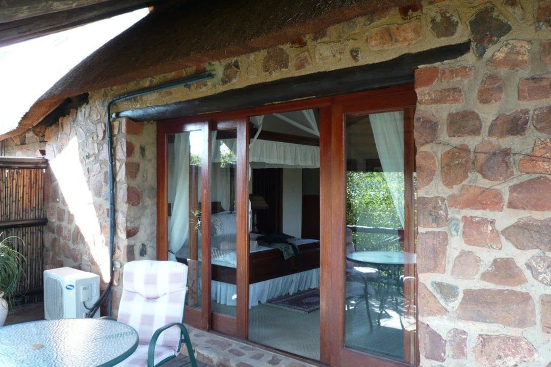 Balkon mit Blick ins Zimmer Glen Afric Country Lodge