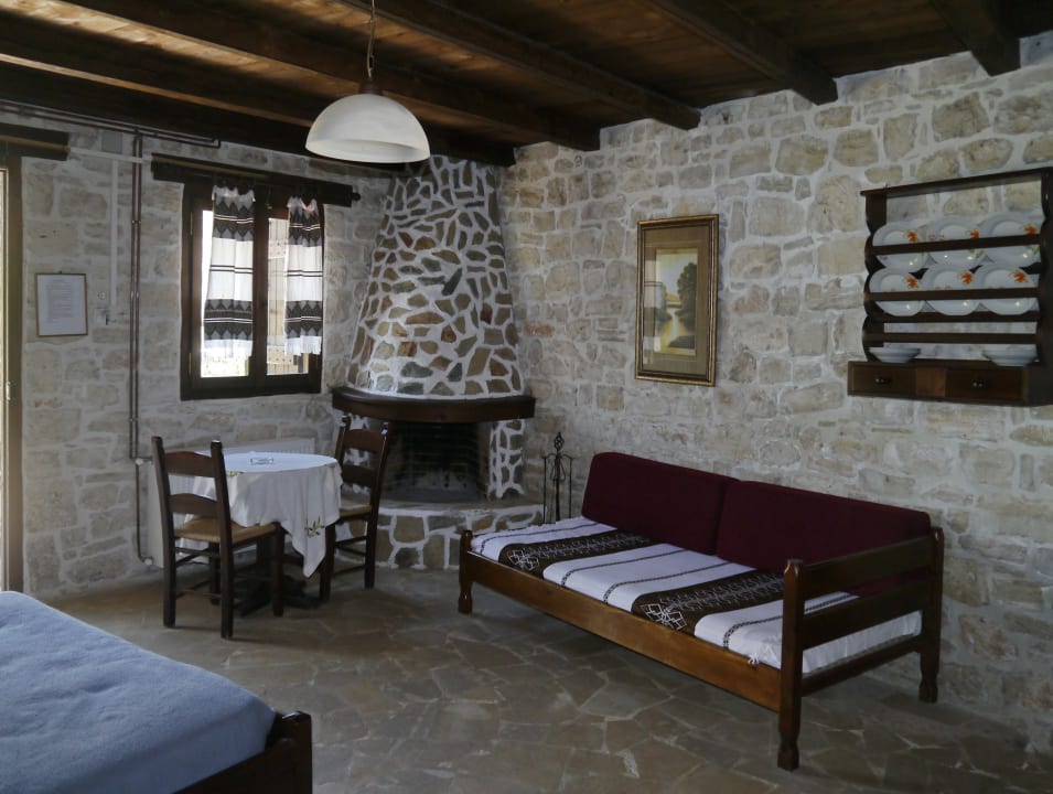 Zimmer Stone Village Petrino Horio