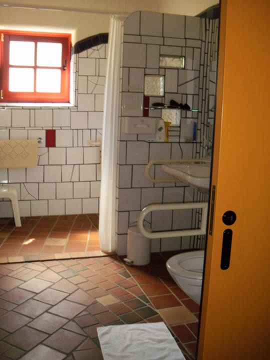 Das große Bad ist Rollstuhlgerecht eingerichtet Rogner Bad Blumau