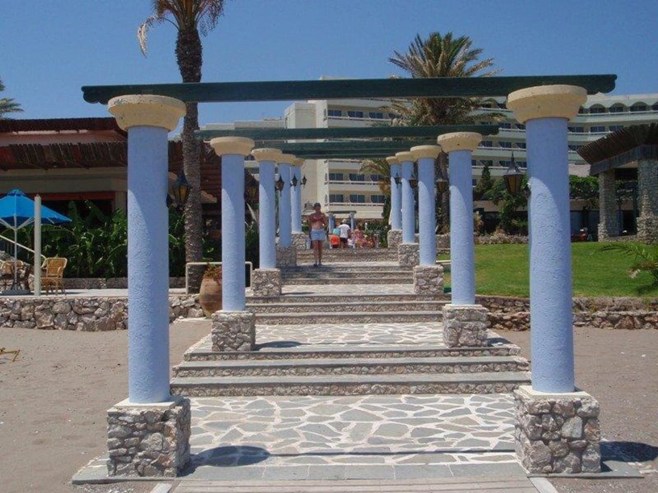 Aufgang zum Hotel vom Strand Olympos Beach Hotel