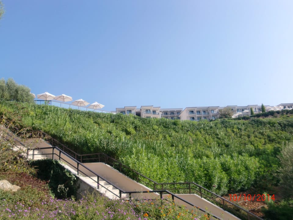 Treppe zum Strand Ikos Oceania