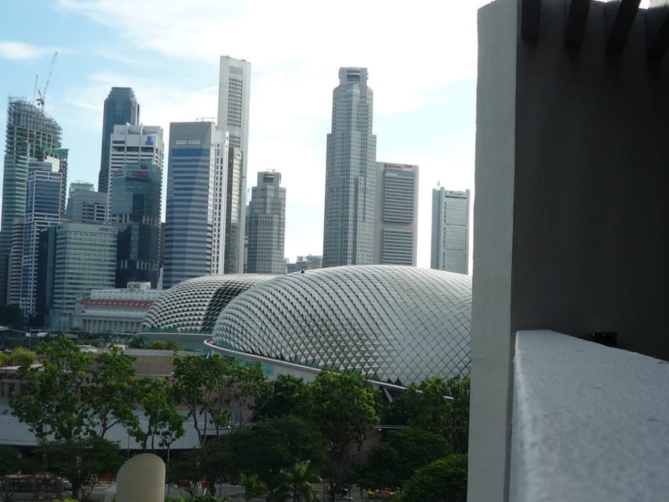 Vom Balkon nach rechts die Skyline & Esplanade Parkroyal Collection Marina Bay