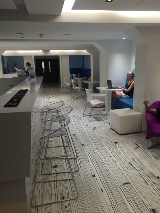 Sitzmöglichkeiten im Erdgeschoss/ Lobby Days Inn Hotel & Residence