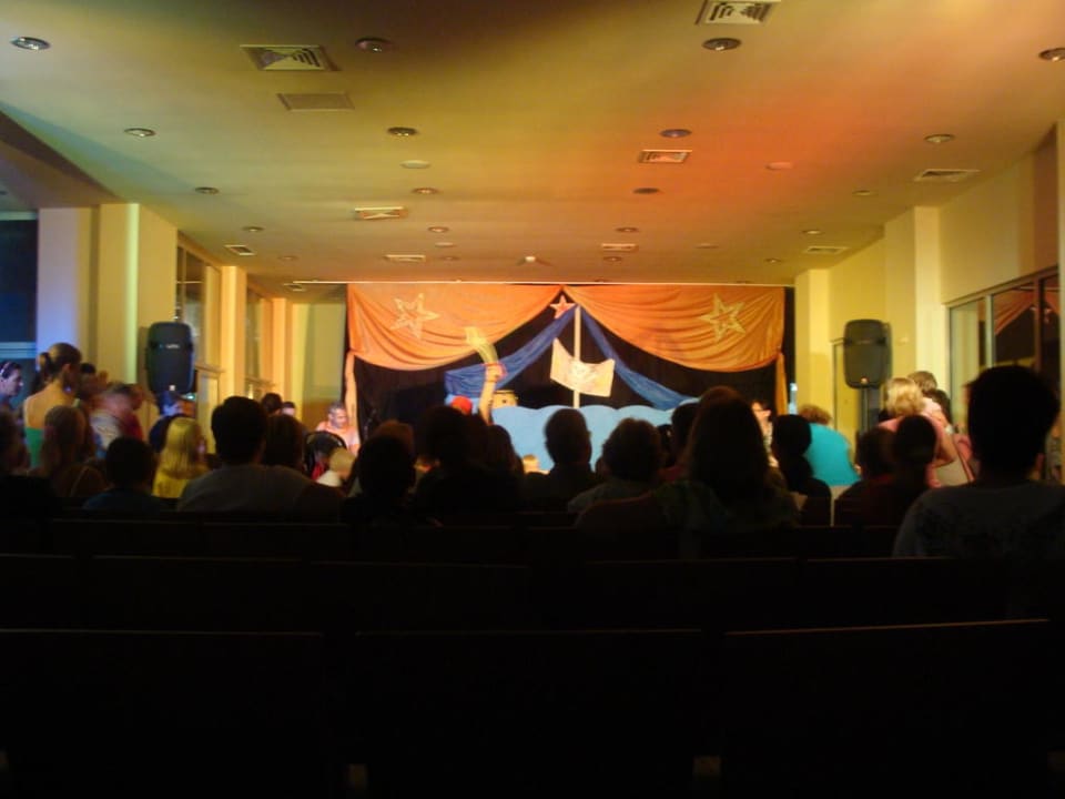 Kleine Bühne für abendliche Animationsshow Sol Luna Bay