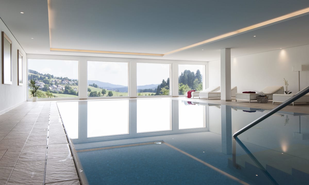 HAllenbad 6+12m groß Hotel Rössle