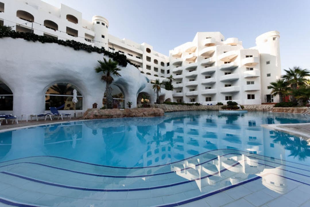 Outdoor pool db San Antonio Hotel + Spa