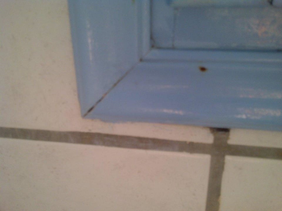 Ein Holzfenster in der Dusche muss verfaulen! Mitsis Rodos Village