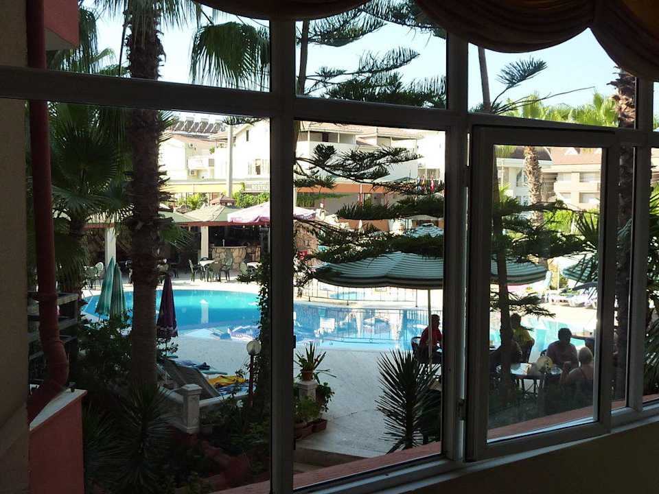 Widok na basen z bufetu Semoris Hotel