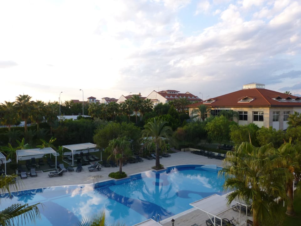 Blick vom Zimmer auf den Relax-Pool Hotel Süral Resort