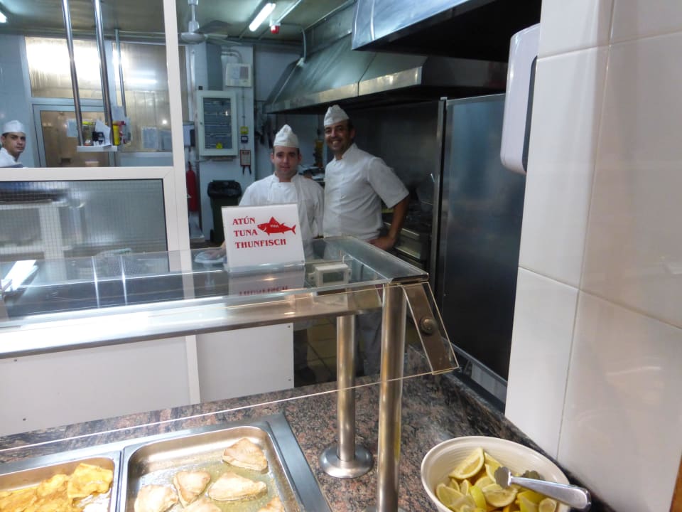 Warmes Büffet dahinter offene Küche Hotel Europalace