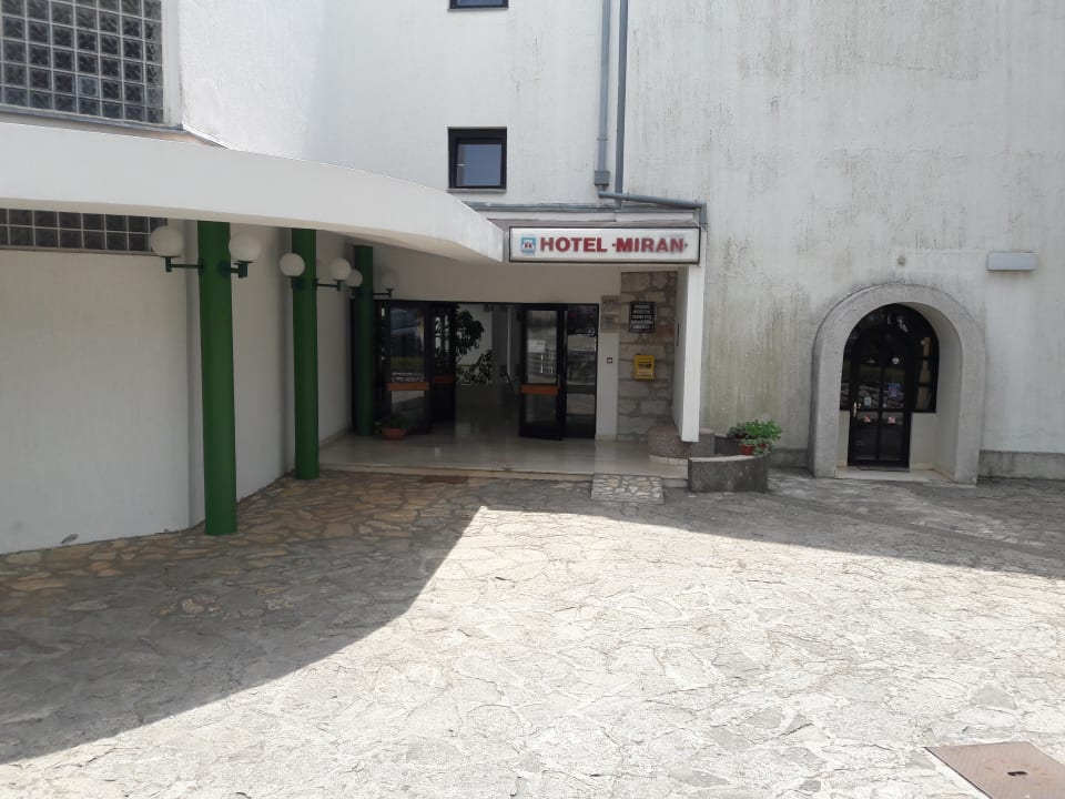 Außenansicht Hotel Miran Pirovac