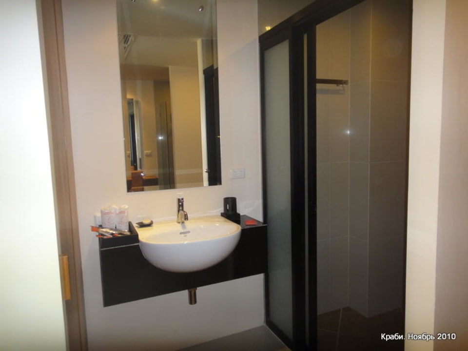 Умывальник и санузел Avani Ao Nang Cliff Krabi Resort