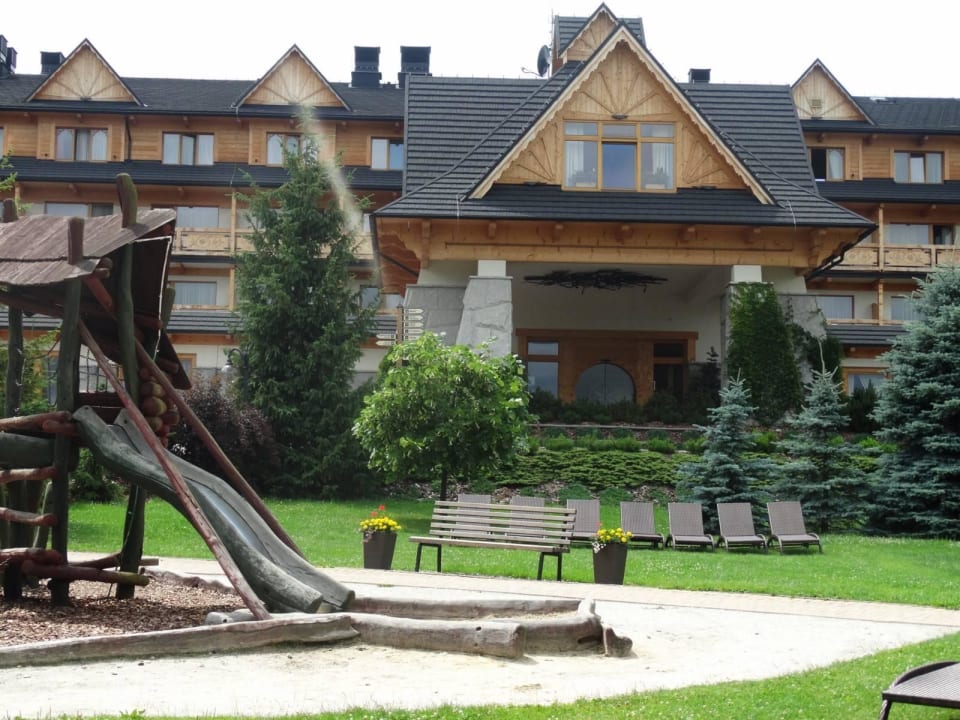 Widok z ogrodu Hotel Bania Thermal & Ski