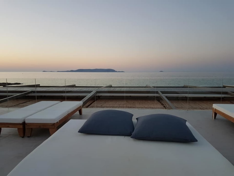 Łóżka z materacami przy głównym basenie Mitsis Selection Rinela