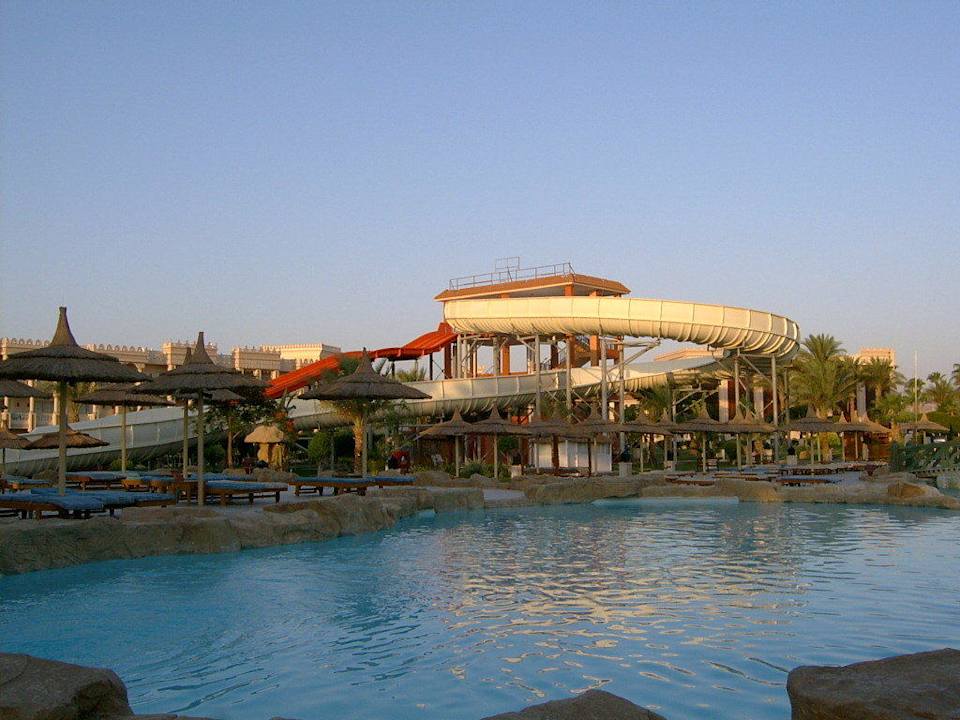 Kleine Poolanlage mit Poolbar und Wasserrutschen Beach Albatros Resort