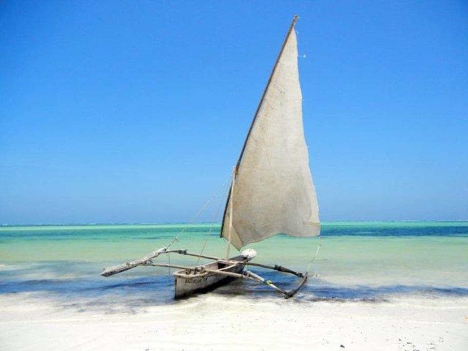 Fischerboot am Strand Neptune Pwani Beach Resort & Spa