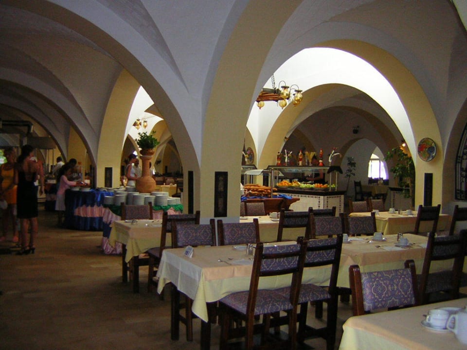 Der (noch) leere geräumige Speisesaal Royal Lido Resort & Spa