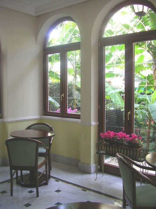 Lobby mit Ausgang zum Innenhof Hotel Astoria Garden