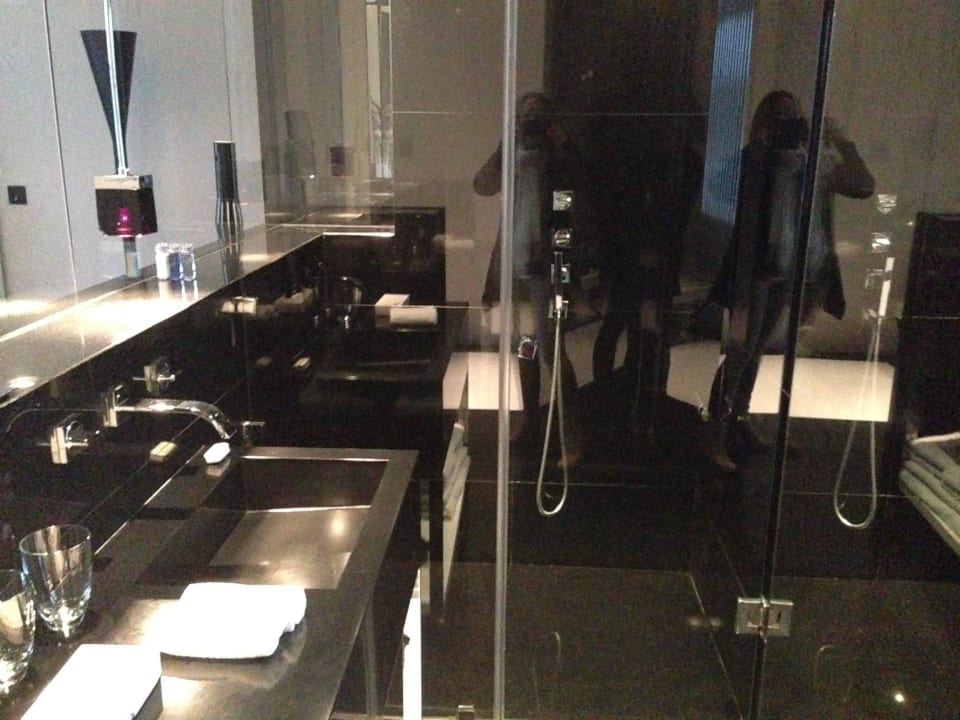 Bad - sehr eng Hotel Blow Up Hall 5050