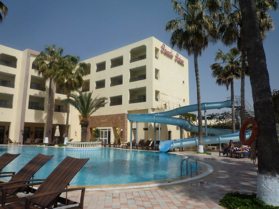 Kinderrutsche und Haupthaus Hotel Paradis Palace