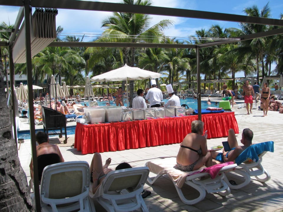Grillen an Pool Hotel Riu Yucatan