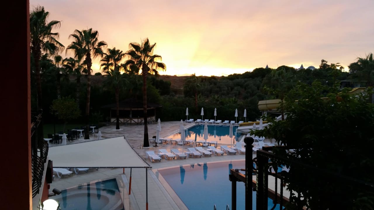 Soonenuntergang am Pool Royal Atlantis Beach Hotel