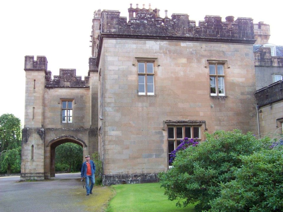 Teilansicht des Castle mit Eingang Minard Castle B&B