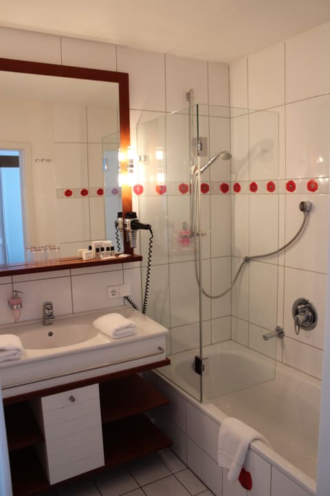 Badezimmer mit Duschwanne Hotel Fährhaus