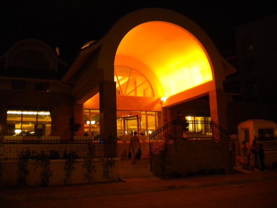 Hoteleingang im Dunkeln Seher Sun Palace Resort & Spa