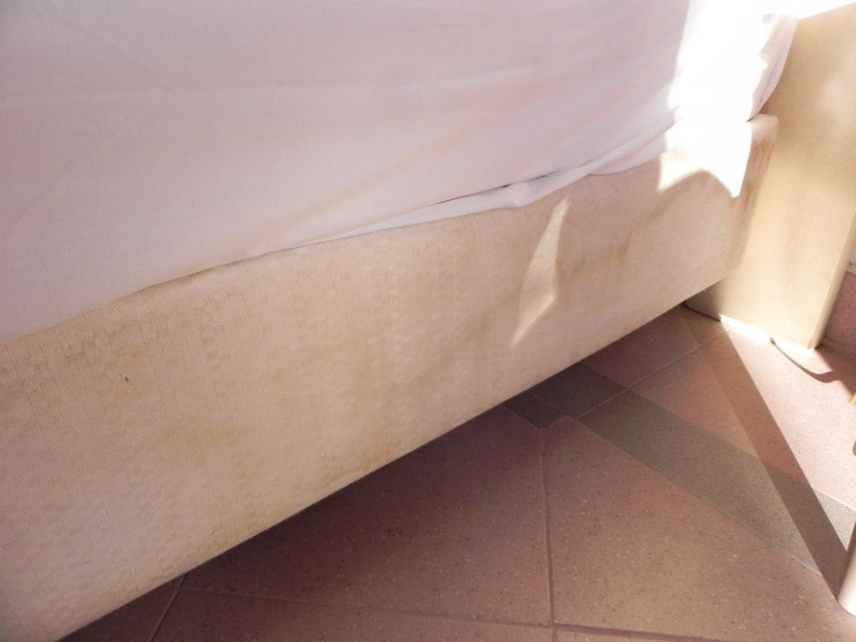 Matratze und Bett sehr dreckig Mitsis Rodos Village