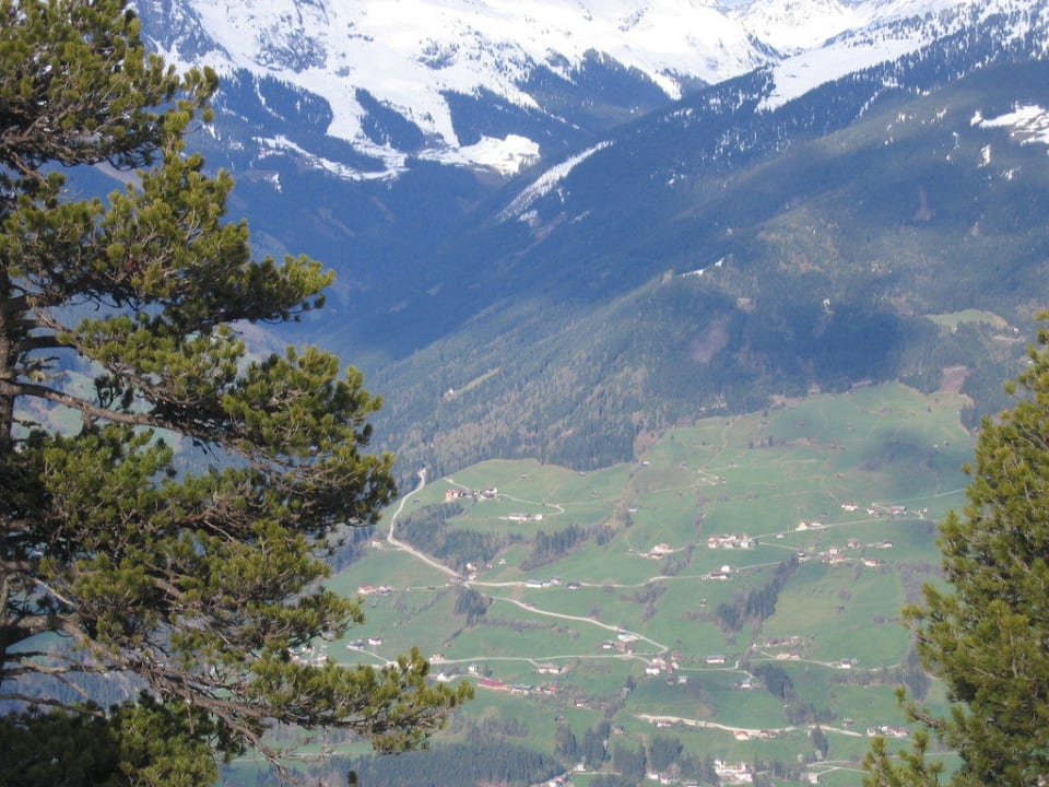 Nach unten ins Zillertal Berggasthof Platzlalm