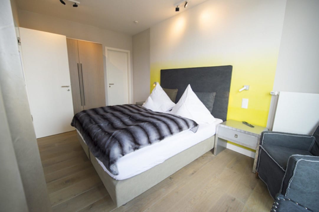 Schlafzimmer mit großer Fensterfront zum Garten zu Hotel 54 Grad Nord