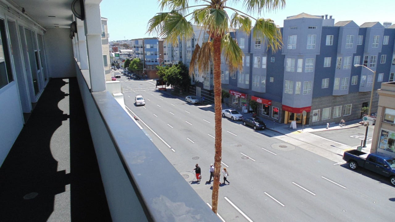 Blick auf die Hauptstraße vorm Hotel Hotel Americania