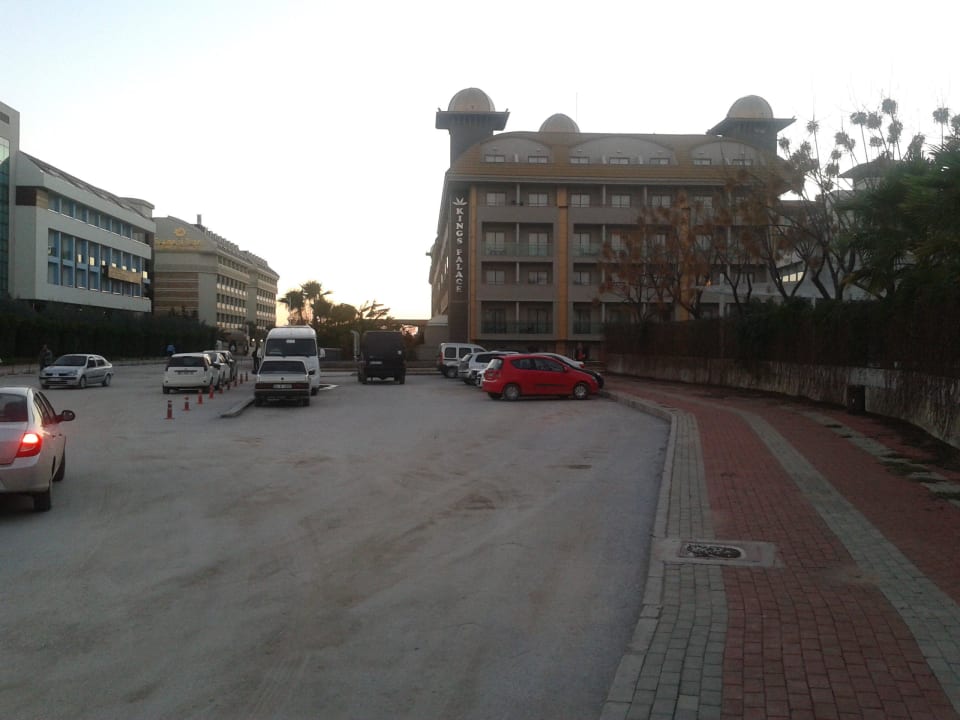 Rückseitige Straßenansicht des Hotels  (26.12.12) Aydinbey Kings Palace & Spa
