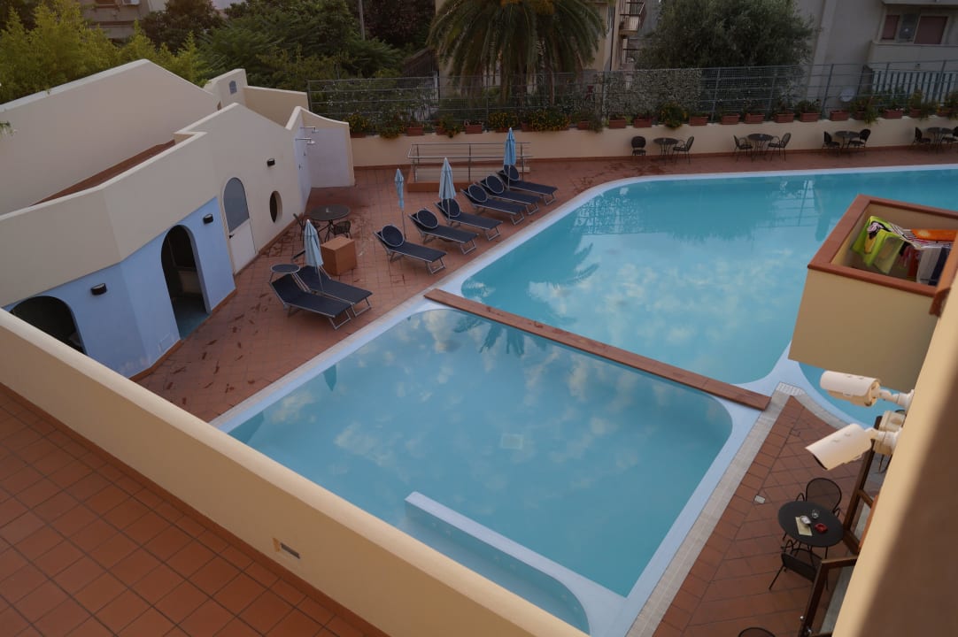 Sicht vom Badfenster zum Pool Tropis Hotel