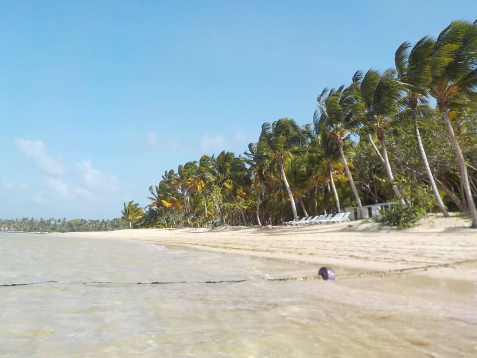 Blick auf den endlos langen einsamen strand Bahia Principe Grand El Portillo
