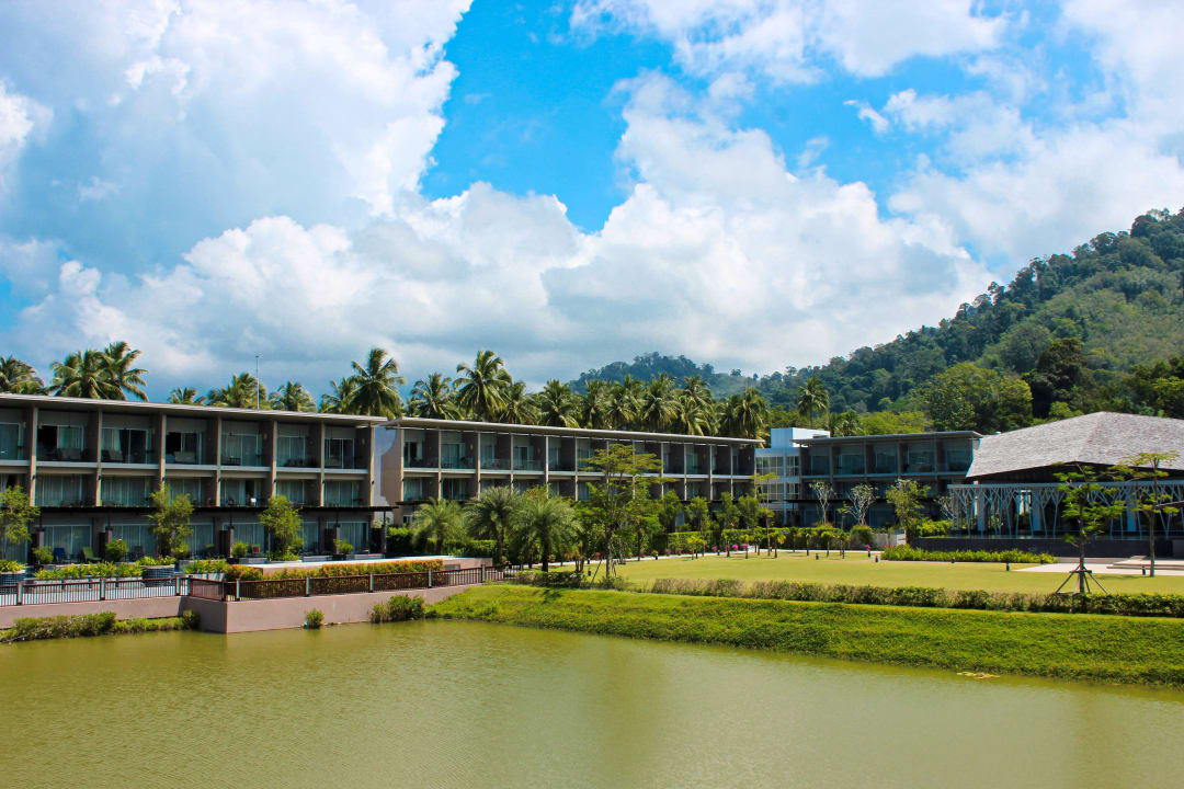Blick zur Lobby und den Zimmern The Sands Khao Lak by Katathani