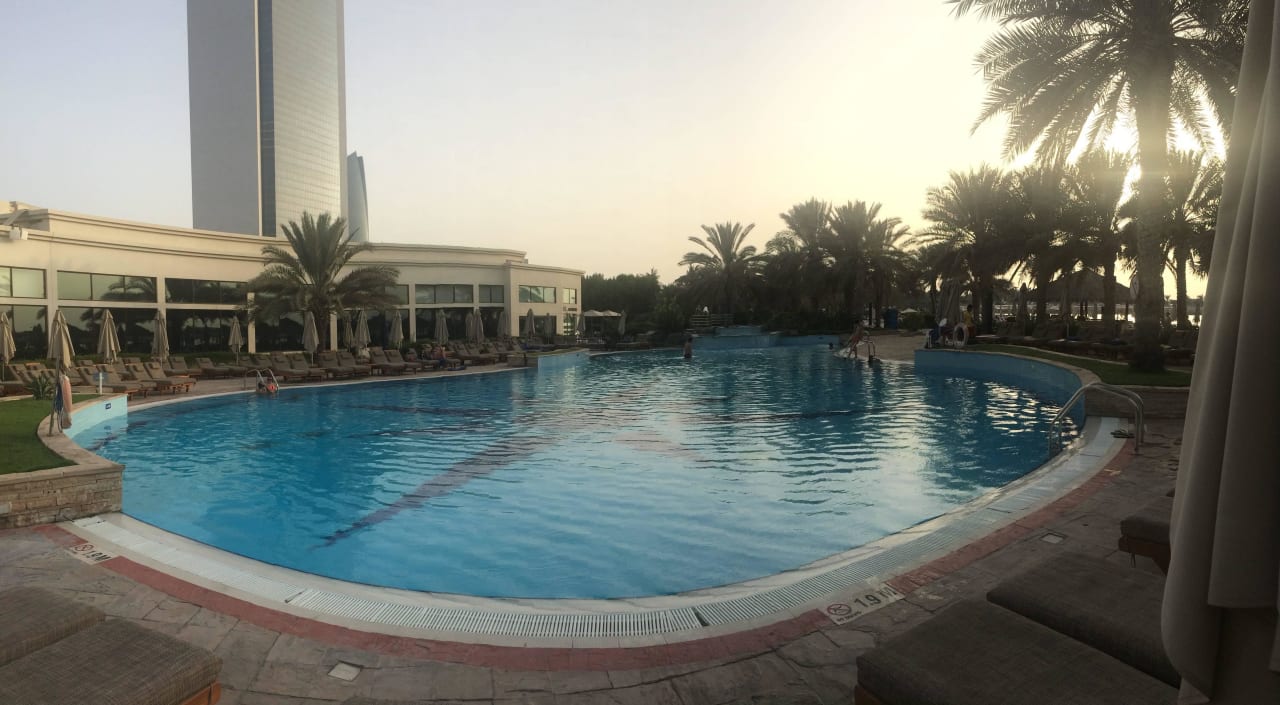 Gekühlter Pool Radisson Blu Hotel & Resort Abu Dhabi Corniche