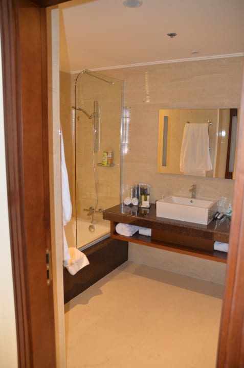 Badezimmer mit Duschwanne DoubleTree by Hilton Resort & Spa Marjan Island