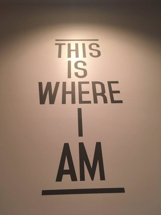 Schriftzug im Zimmer Rove Downtown Dubai