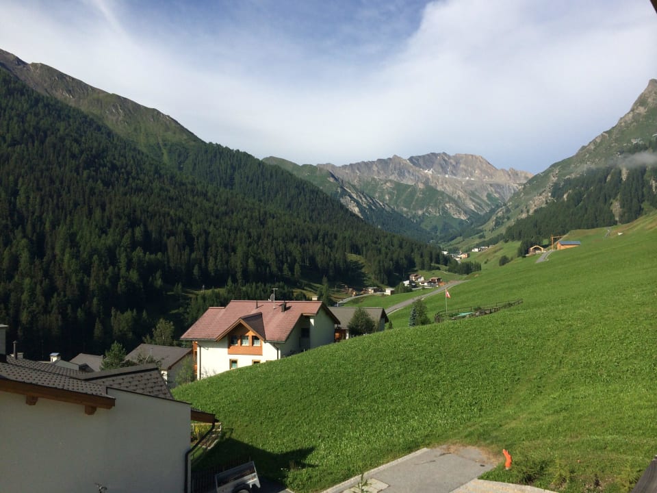 Aussicht Richtung Samnau-Dorf Apartments Lischana